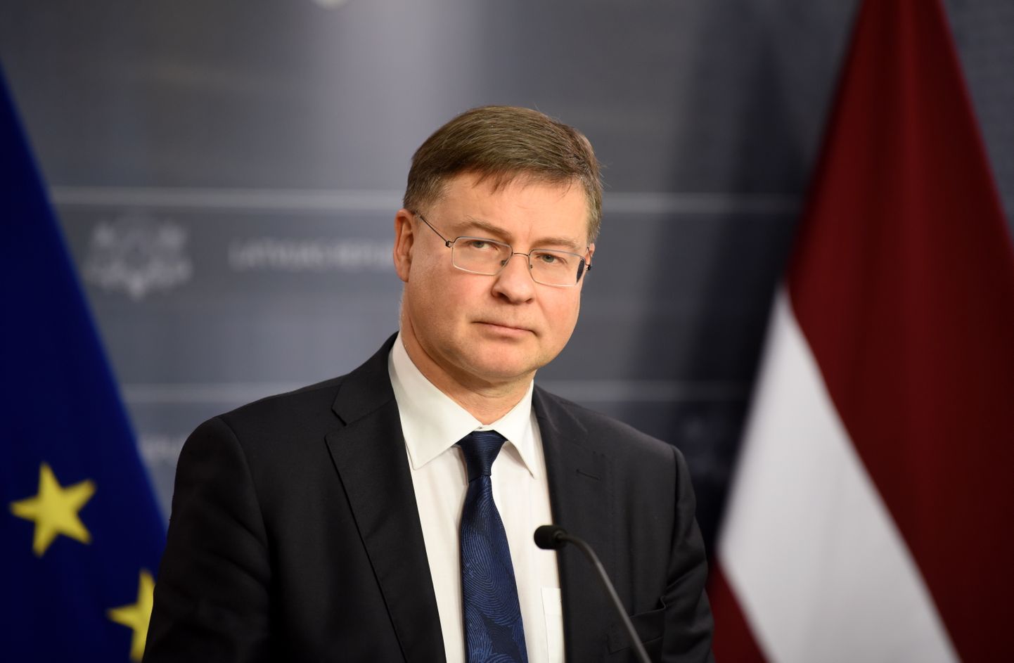 Eiropas Komisijas priekšsēdētājas izpildvietnieks Valdis Dombrovskis piedalās preses konferencē pēc tikšanās ar Ministru prezidenti, kur apsprieda ES daudzgadu budžeta vidusposma pārskata procesu, nepieciešamību nodrošināt stabilu un paredzamu finansiālo atbalstu Ukrainai.