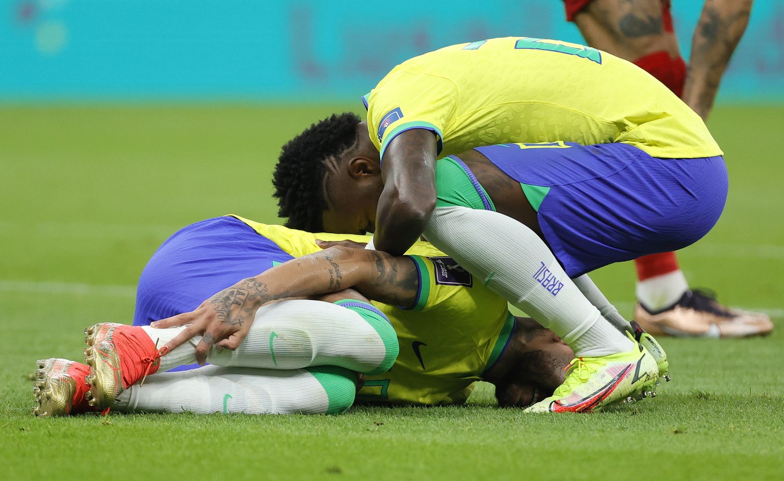 Neymar (maas) hoidmas kinni vigastatud hüppeliigesest.