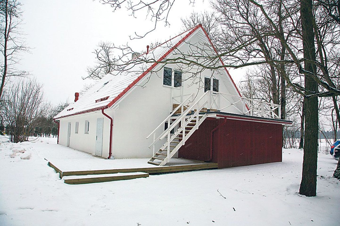 Kolhoos ehitas 1950. aastatel oma tööperele kapitaalse sauna, mis tühjana seismise järel on väljast ja seest remonditud.
