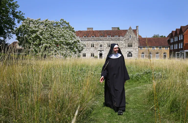 Mary David kloostri aias jalutamas. Samale maatükile peaksid kerkima uuselamud.