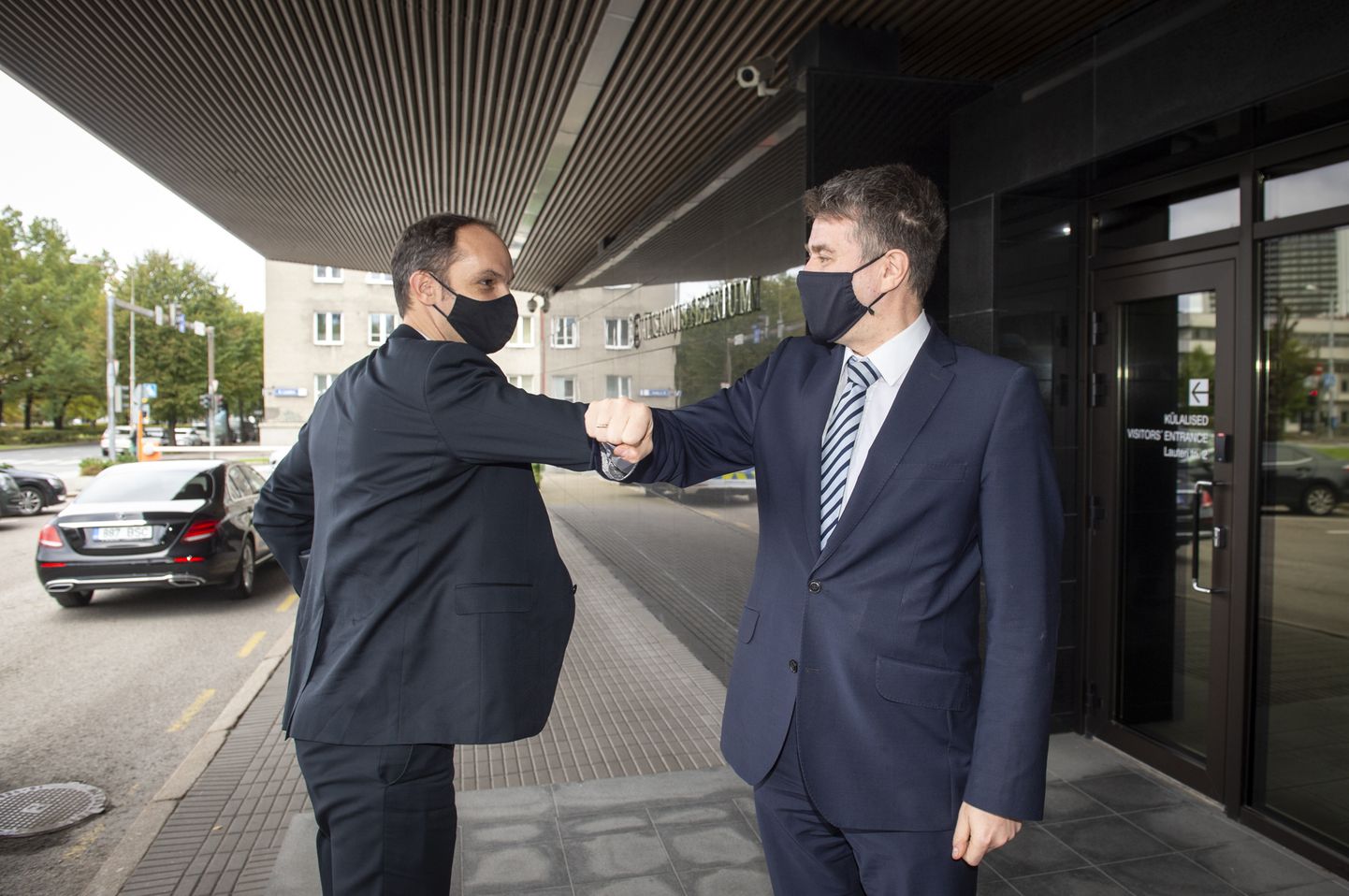 Sloveenia ja Eesti välisministri kohtumine Tallinnas välisministeeriumi hoone ees.