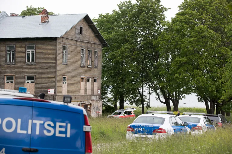 Politseinikud töötamas Kopli liinidel, kus 2. juuli ennelõunal turvamehi tulistati.