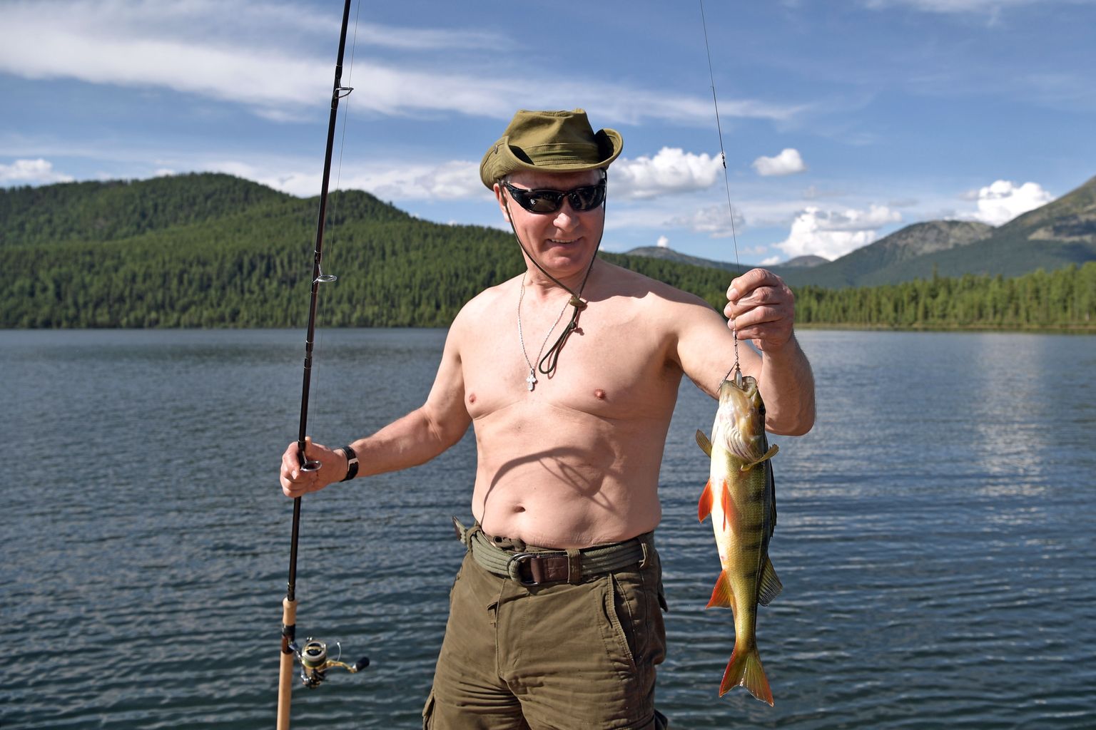 Vladimir Putin Siberis kala püüdmas.