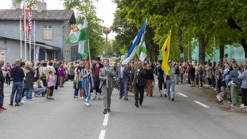 PILDID JA VIDEO ⟩ Järvamaa erinevad põlvkonnad sammusid üheskoos läbi Paide