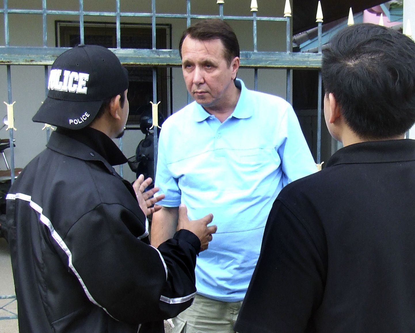 Mihhail Pletnjov esmaspäeval oma Pattaya kodu ees politseinike küsimustele vastamas.