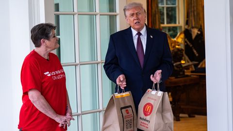 Kāpēc Donalds Tramps kurjerei iedeva trīsciparu dzeramnaudu