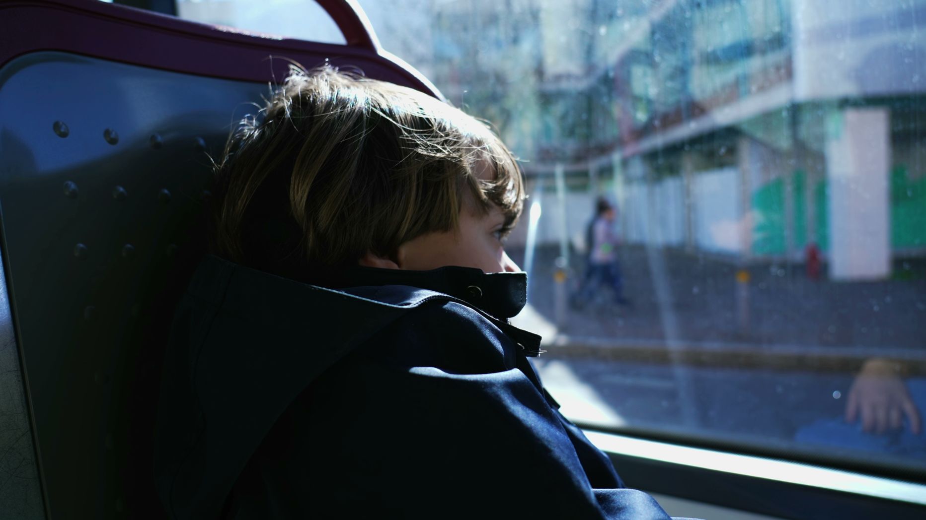 Ребенок в общественном транспорте. Иллюстративное фото