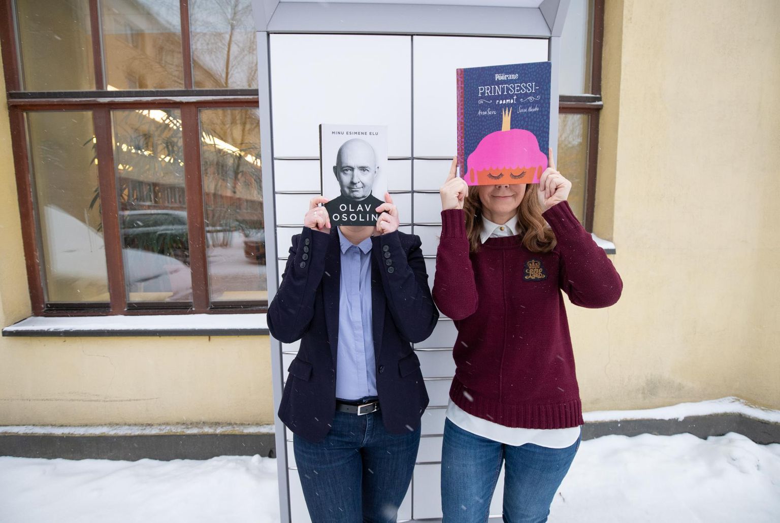 Kaili Õunapuu-Seidelberg ja Tiina Kriisa on võtnud raamatulaenutuskapi juurde kaasa paar mullust loetumat teost.