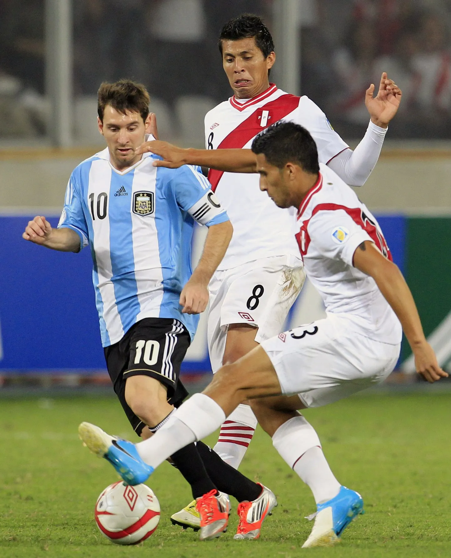 Argentina ründaja Lionel Messi (vasakul) Peruu mängijate Paulo Rinaldo Cruzado ja Josepmir Balloni vastu.