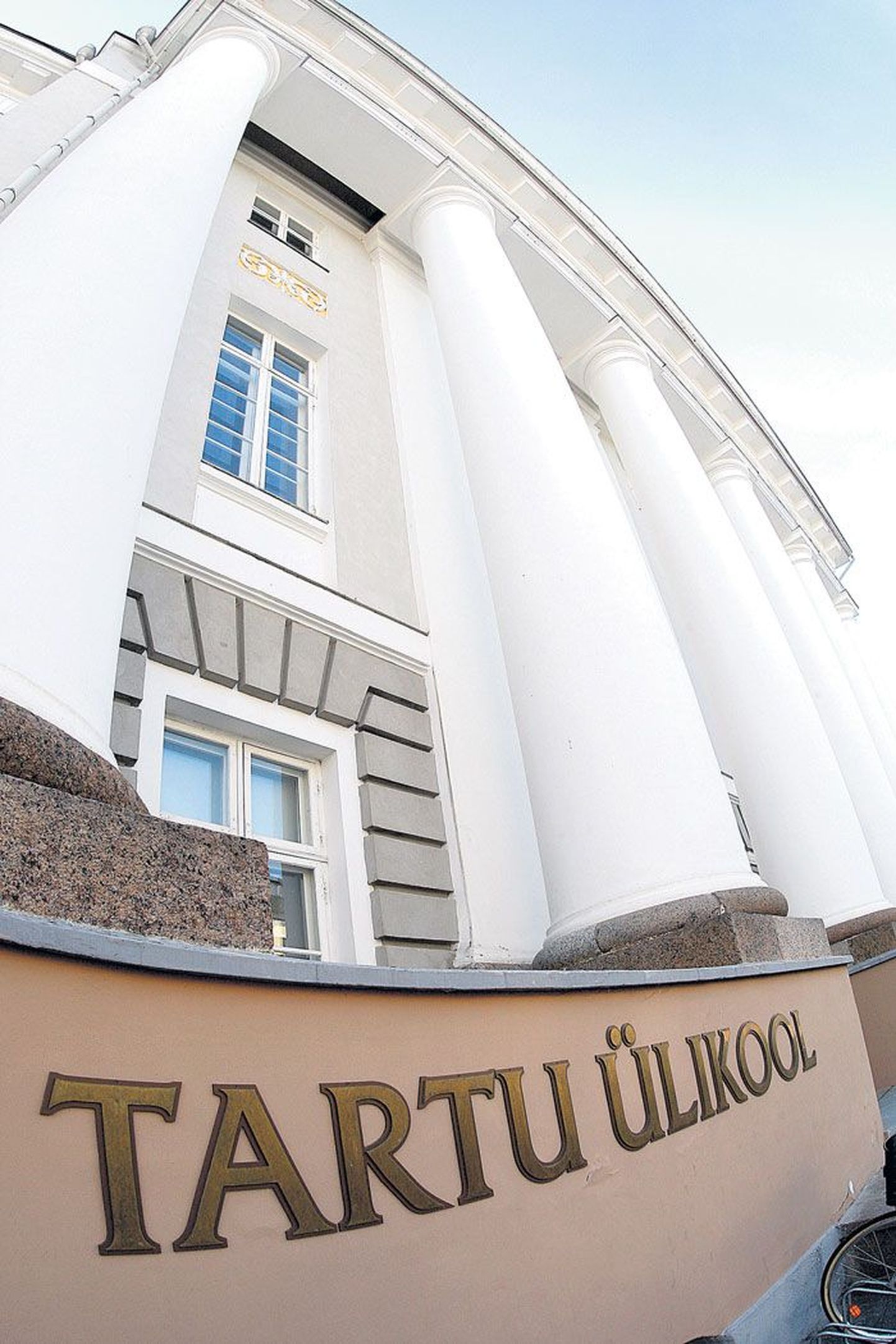 Tartu Ülikooli sissetulekutest moodustab riigilt saadav õppekohtade baasmaksumus umbes kolmandiku. Maaülikooli eelarves on pearaha osakaal samasugune.