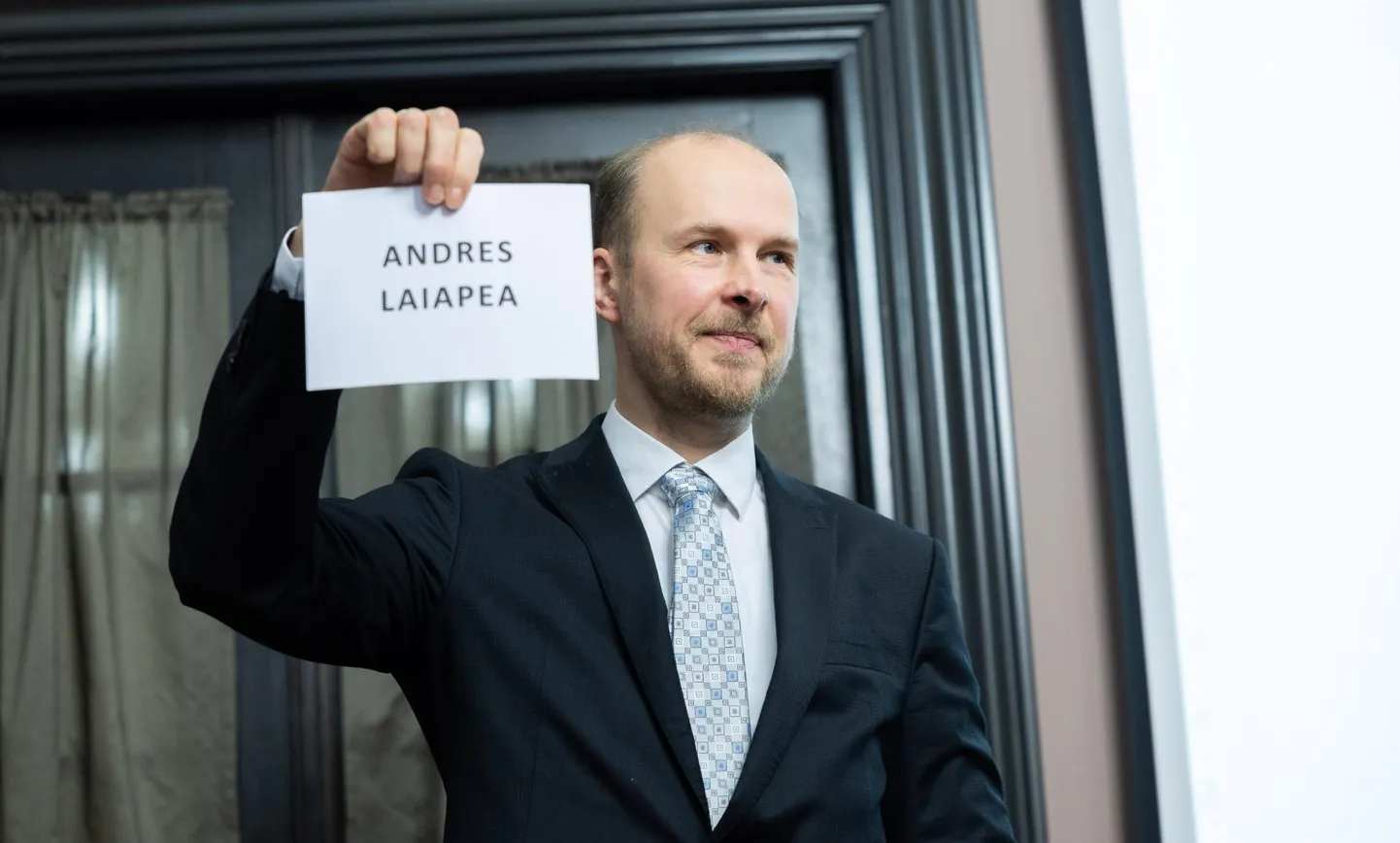 Teisipäeval loosis vabariigi valimiskomisjon riigikogu valimiste kandidaatide registreerimisnumbrid. Pildil valimiskomisjoni esimees Oliver Kask loosimas kohta Viljandimaa üksikkandidaadile Andres Laiapeale.