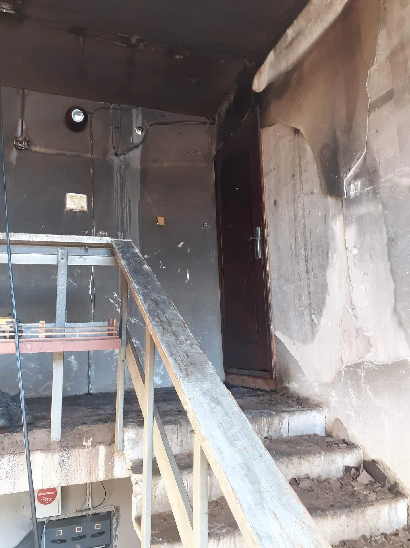 Tulekahju sai alguse pildil paremal olevast korterist. Korterist väljuvad renditöölised koputasid läbi kõik püstakus olevad uksed, et teatada põlengu algusest. Kahjuks jätsid rentnikud korteriukse lahti ja seepärast pääses tuli ka pööninguluugini.