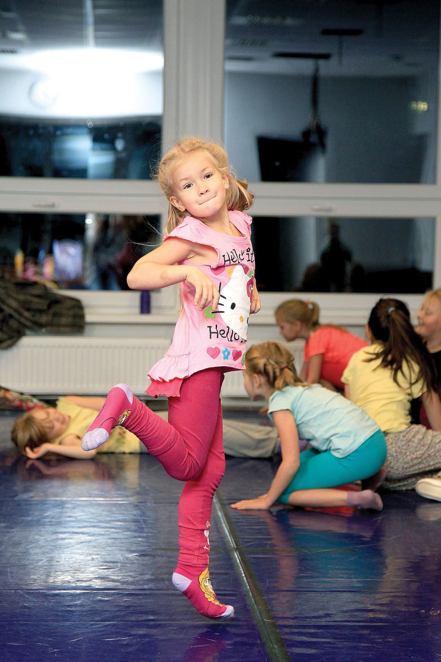 Praegu tantsivad Errori tantsukooli lapsed Anne noortekeskuse ruumides, peagi saab kool aga oma ruumid. Pildil viieaastane tantsulaps Hanna Kendra Kaasik esmaspäevaõhtuses trennis.