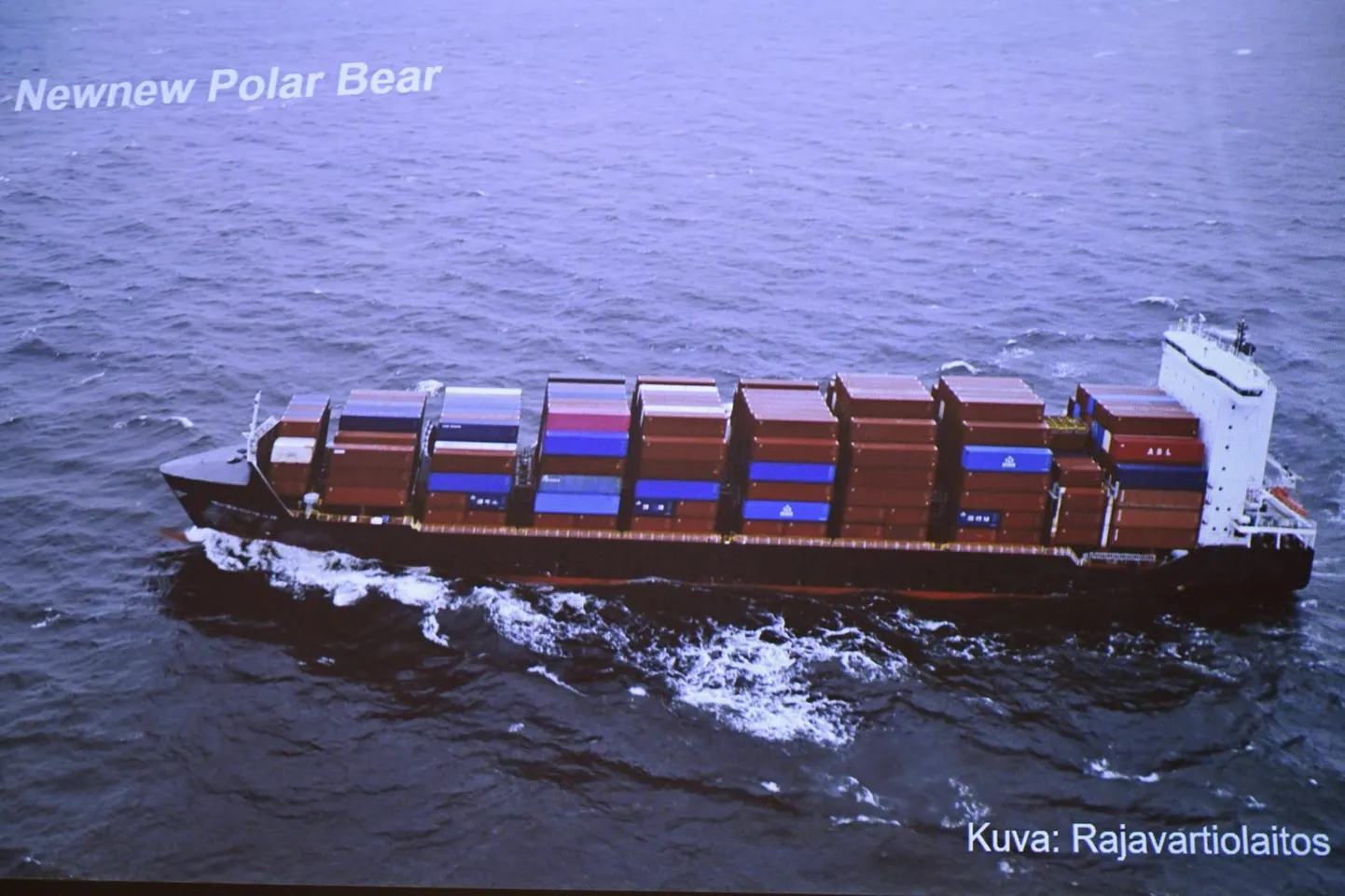Контейнеровоз Newnew Polar Bear под флагом Гонконга.