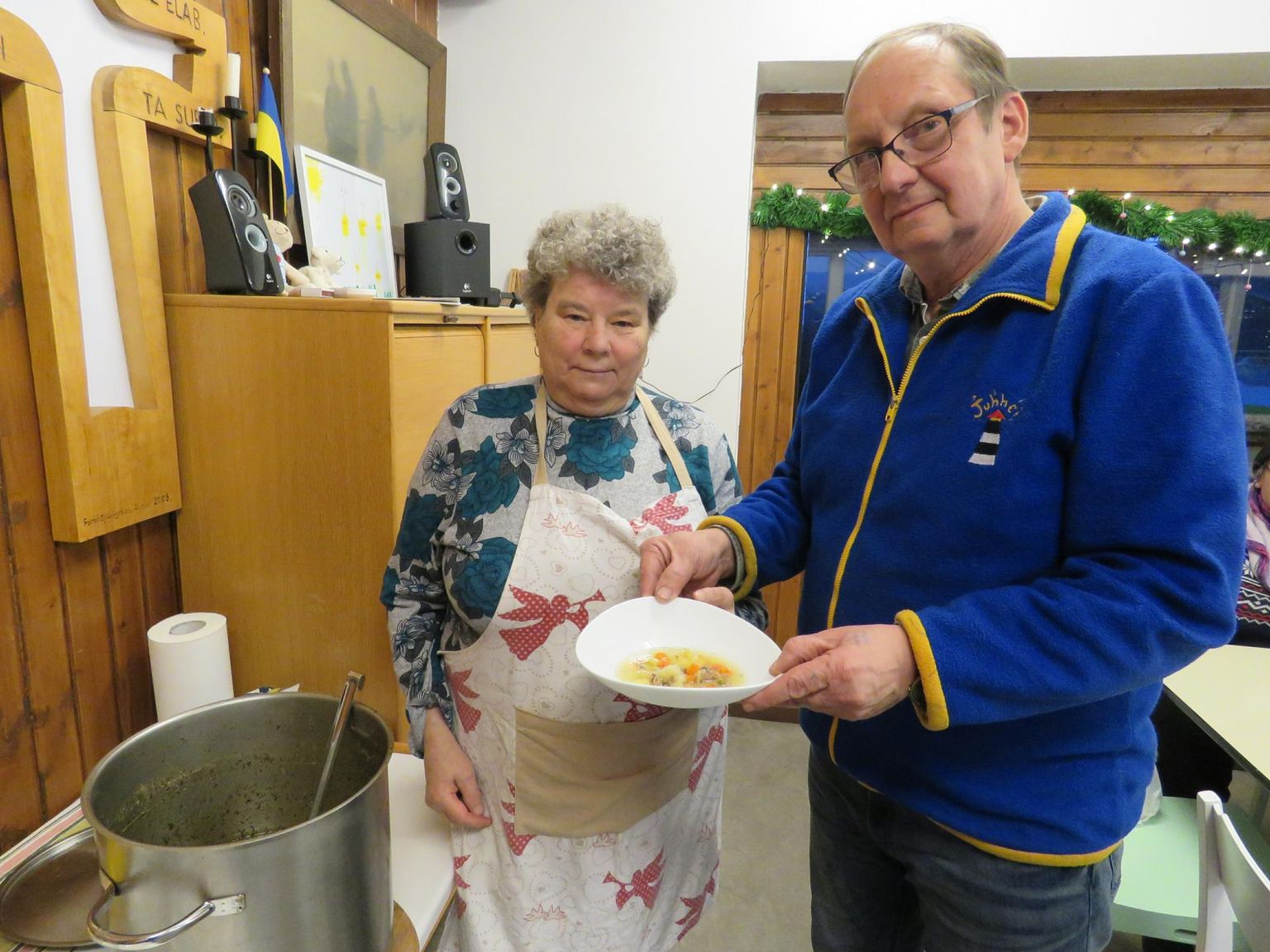 Otepääl kiriku ruumides tegutsevas supiköögis pakutakse tasuta suppi igale soovijale. Pildil kokk Ene Kuiv ja pastor Tõnu Paju.