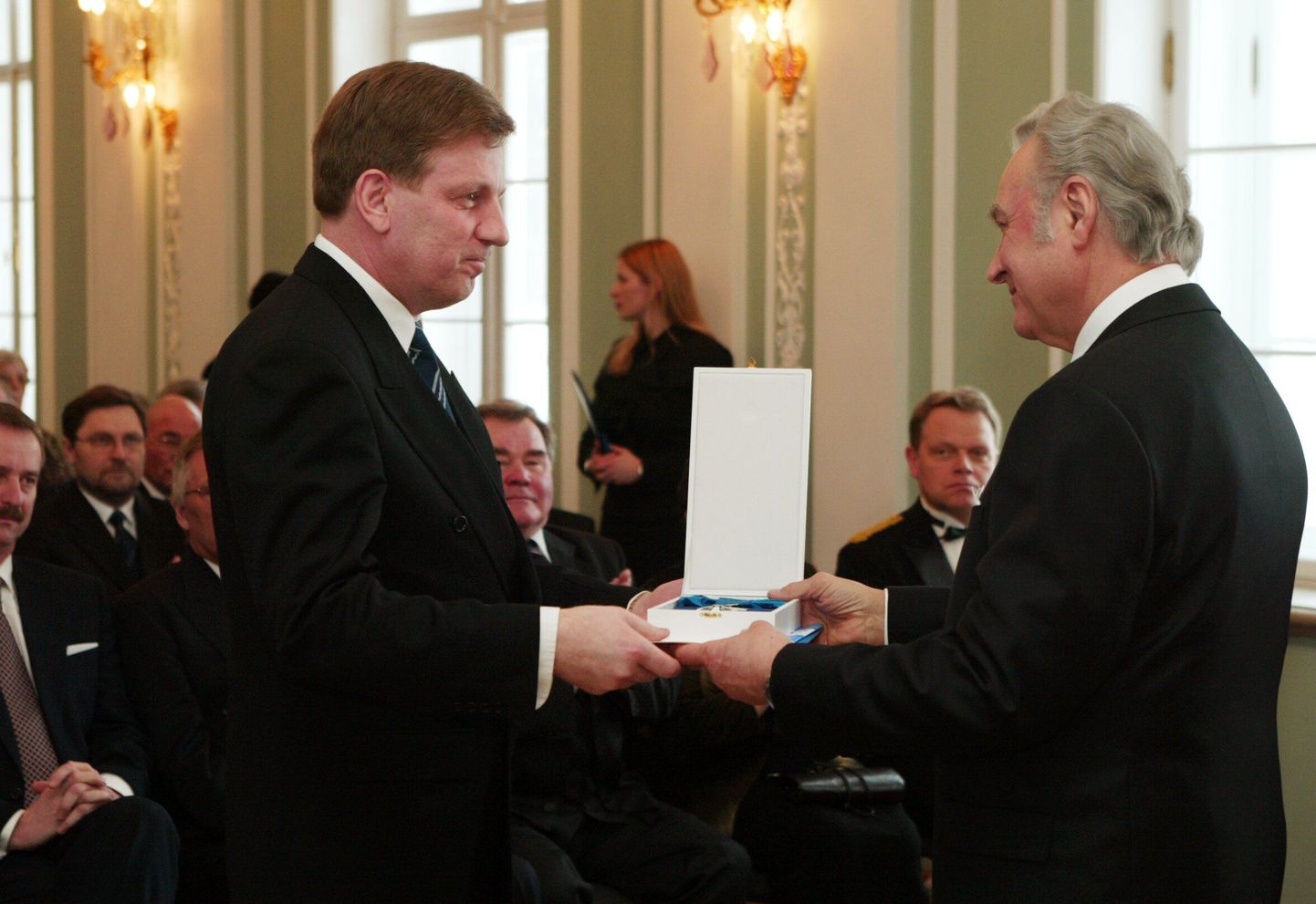 Esko Aho aastal 2003 toonaselt Eesti presidendilt Arnold Rüütlilt Maarjamaa Risti vastu võtmas.