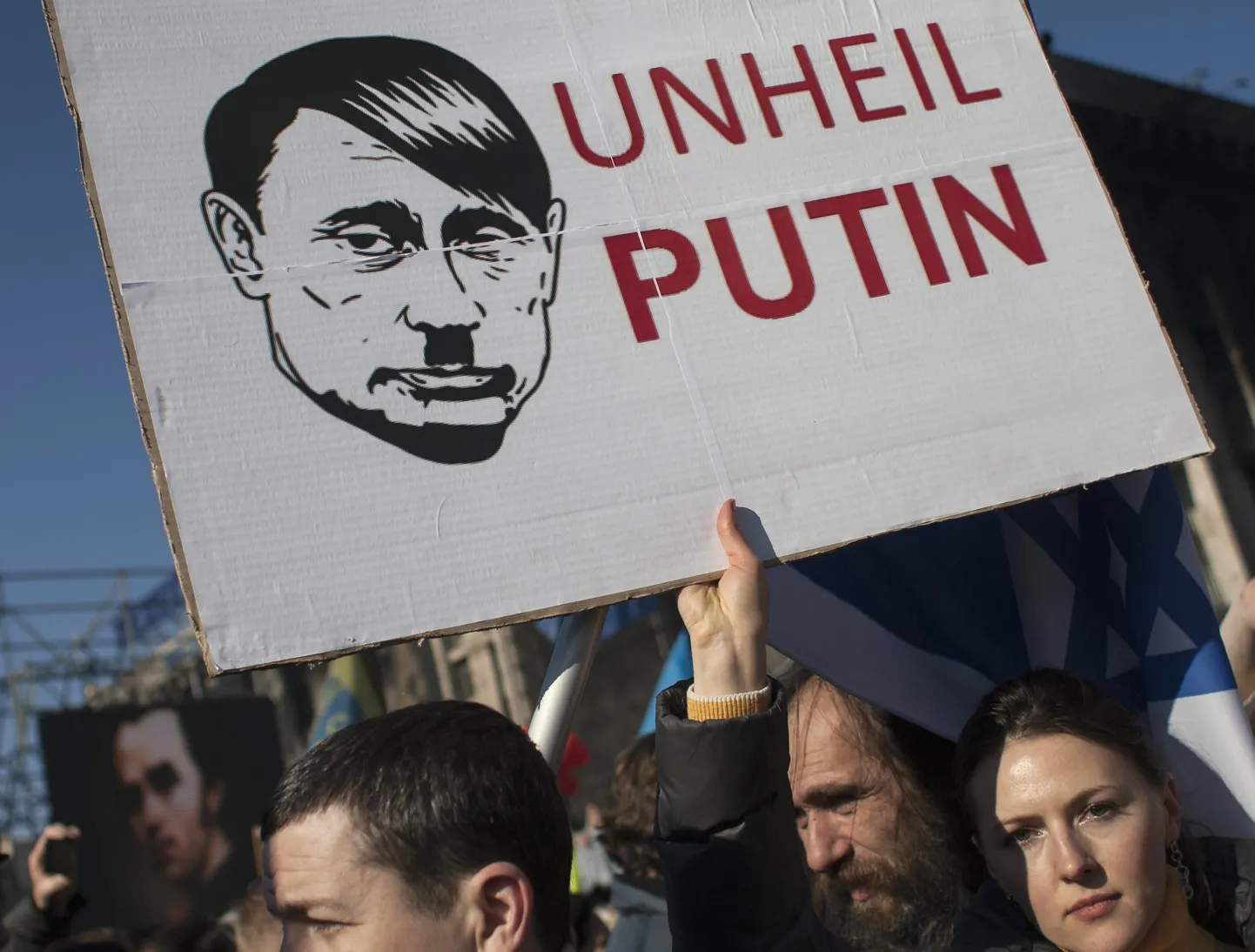 Venemaa president Vladimir Putinit on plakatil kujutatud Adolf Hitlerina.
