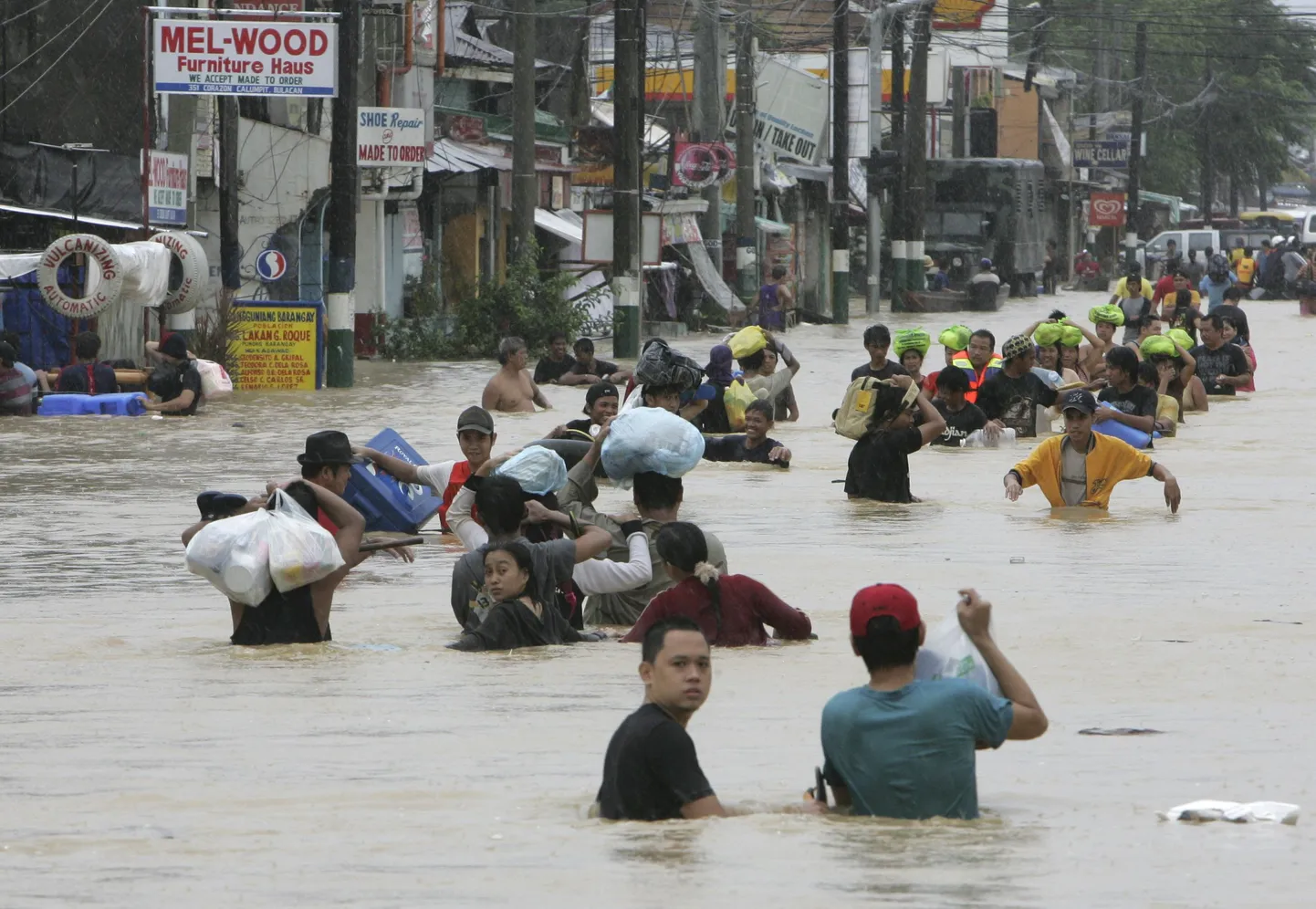 Filipiinlased otsivad üleujutustew eest kuivemat paika pealinnast Manilast põhjas Bulacani provintsis.