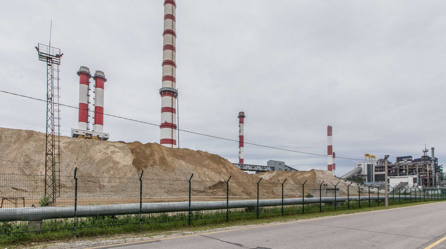 Enamik Eesti Elektrijaama energiaplokke praegu seisavad ja Eesti impordib samal suurema osa elektrist.