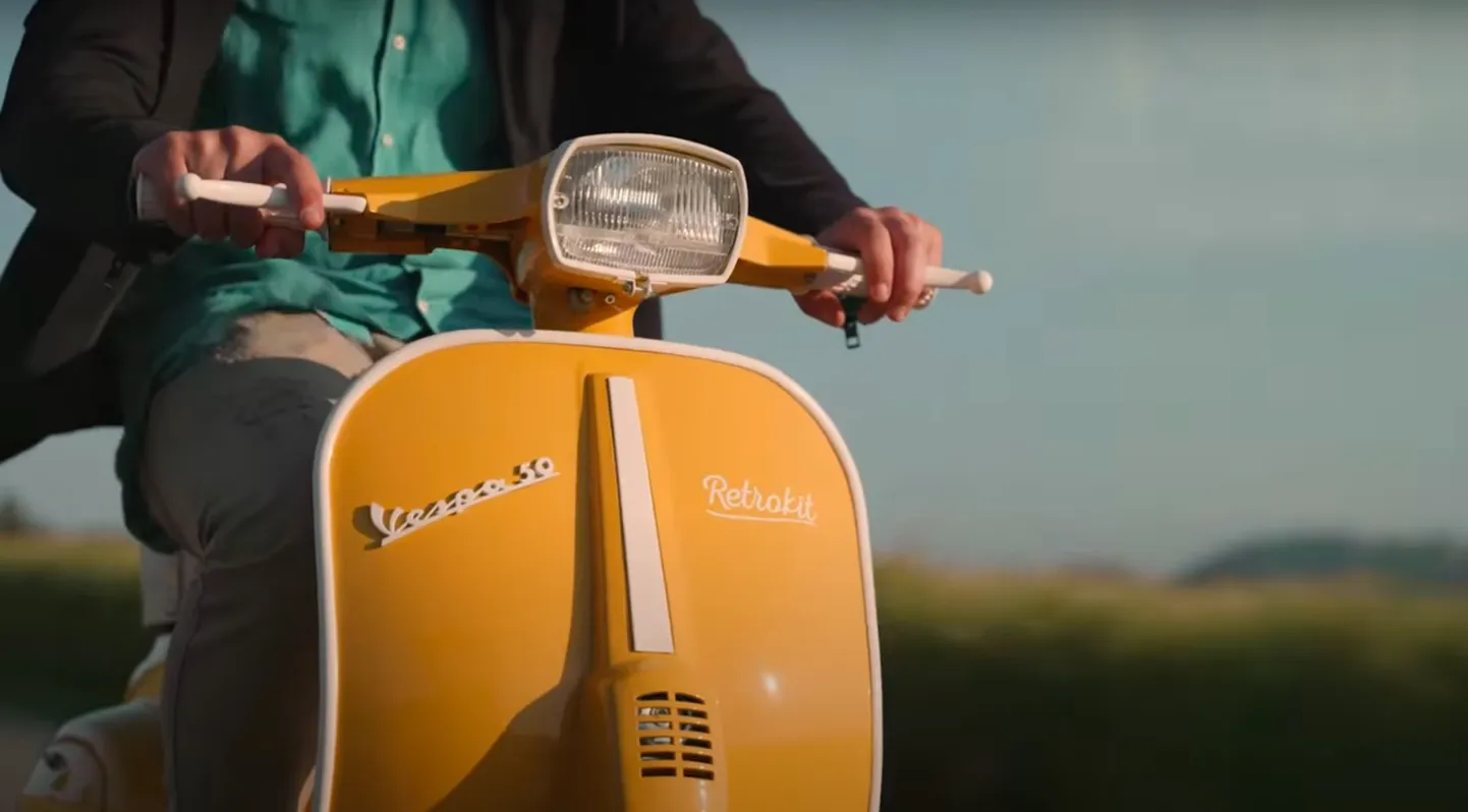Itaalia idufirma Retrokiti toodetud ümberehituskomplektiga saab teha vanast Vespa motorollerist nelja tunniga elektrisõiduki.