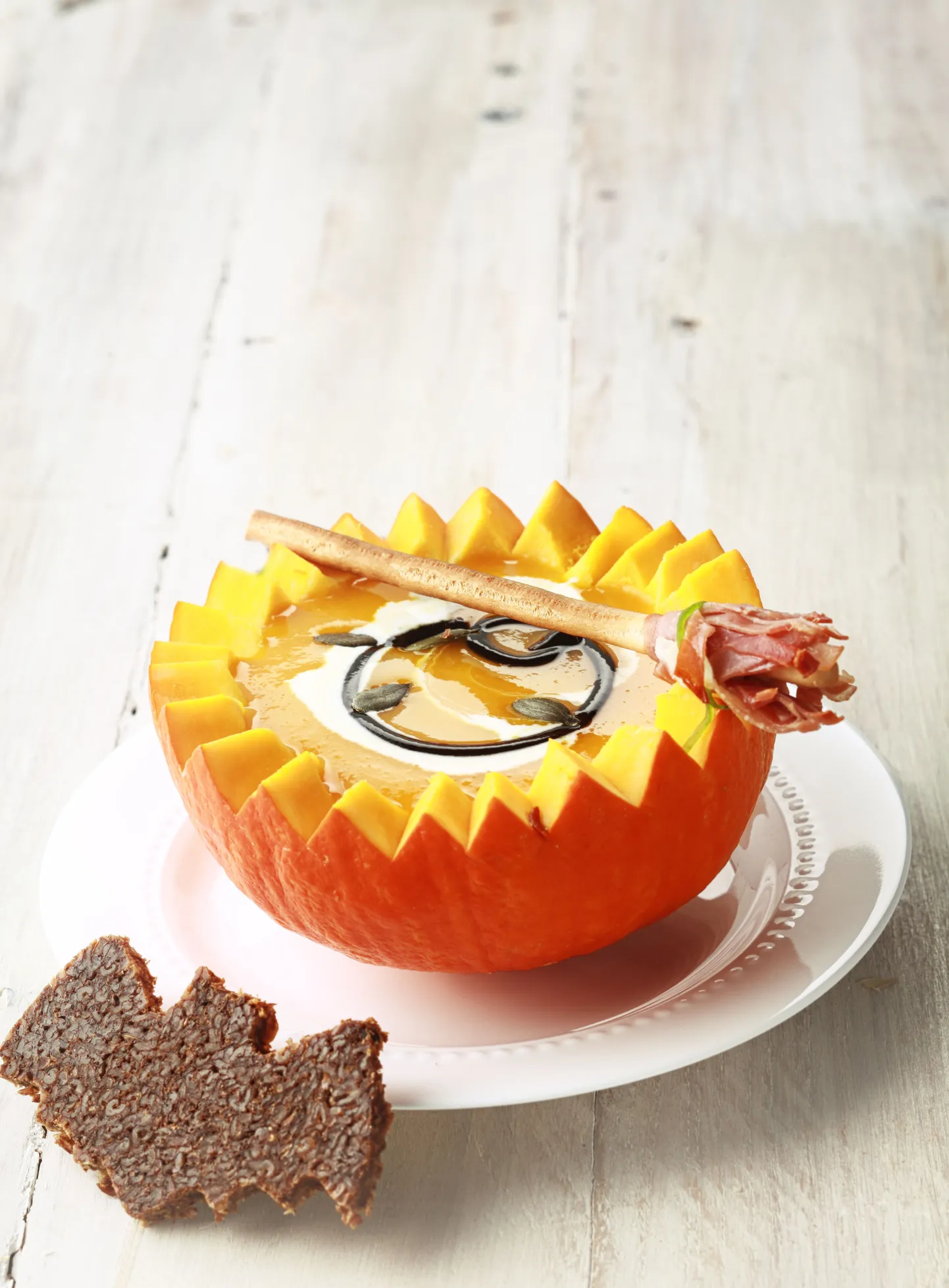 Vahva idee: valmista saiapulgast ja peekoniribadest Halloweeni puhul supi peale «nõialuud»!