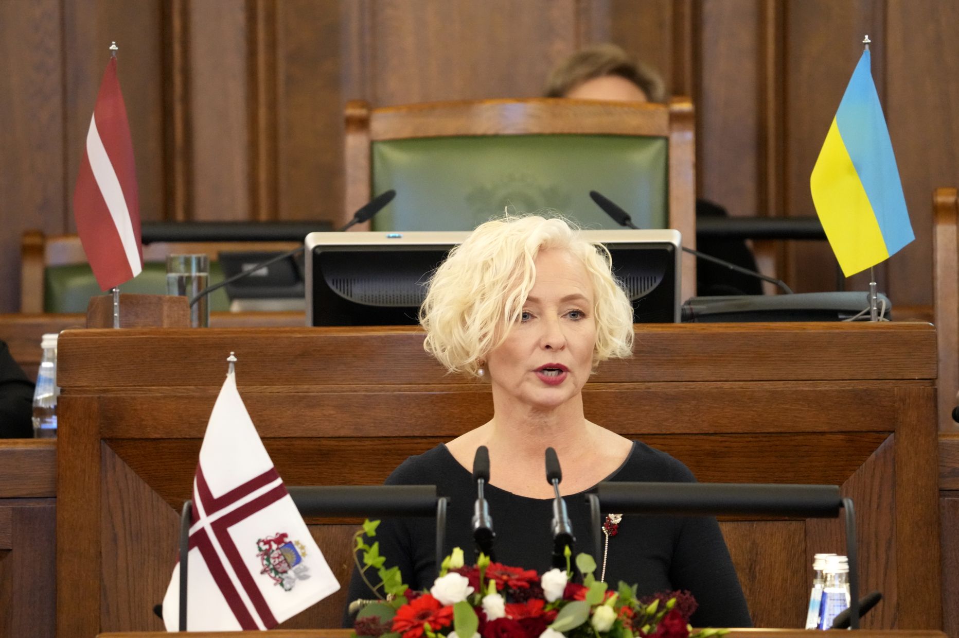 Saeimas priekšsēdētāja Daiga Mieriņa saka uzrunu no tribīnes Saeimas svinigajā sēdē par godu Latvijas Republikas proklamēšanas 105. gadadienai.