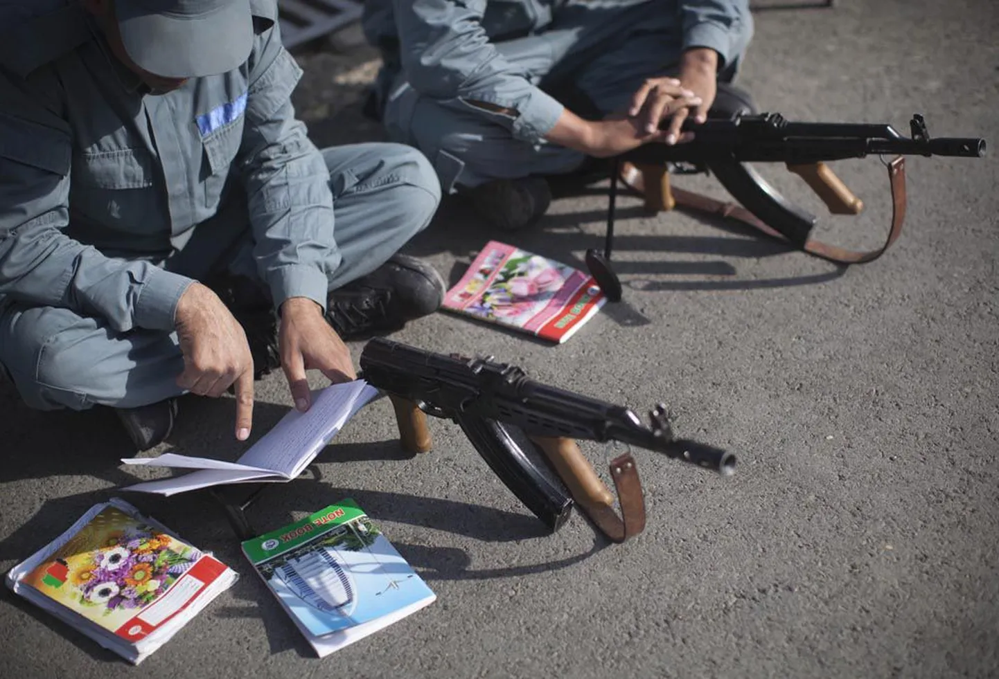 Afganistani politseikadetid Kalašnikovi käsitsemist õppimas.