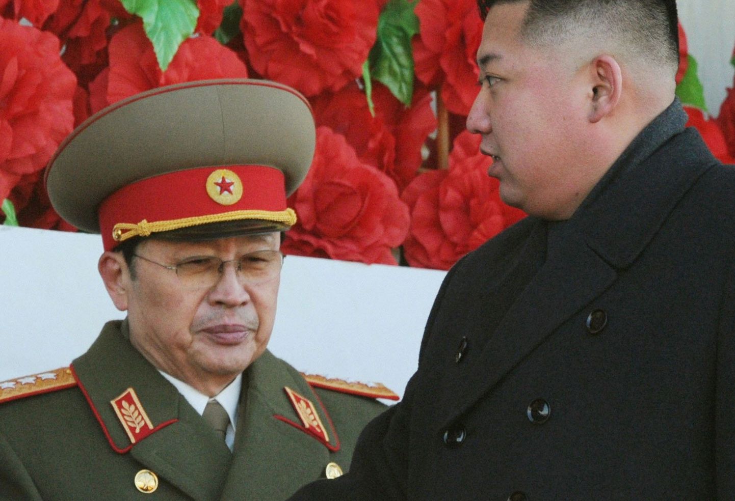 Põhja-Korea liider Kim Jong-un (paremal) koos tädimehe Jang Song-thaekiga möödunud novembris sõjaväeparaadil.