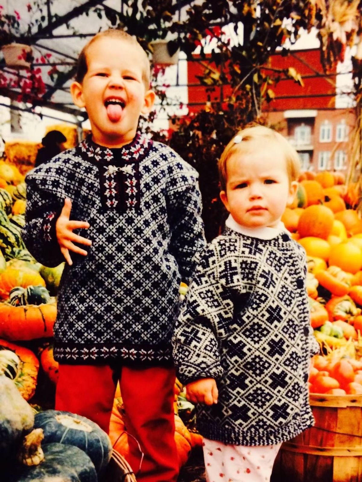 Väikesed jõmpsikad Keili ja Cedrik uhkelt Eesti traditsioonilisi kampsuneid kandmas. Paistab, et käis hoogne kõrvitsajaht halloween'i jaoks!