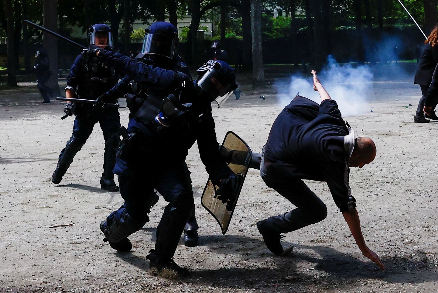 Meeleavaldaja kukub maha pärast kähmlust märulipolitseiga traditsioonilise töörahvapüha marsi ajal, kus sellel aastal protestitakse ka Prantsuse pensionireformi seaduse vastu Prantsusmaal Nantesis 1. mail 2023. aastal.