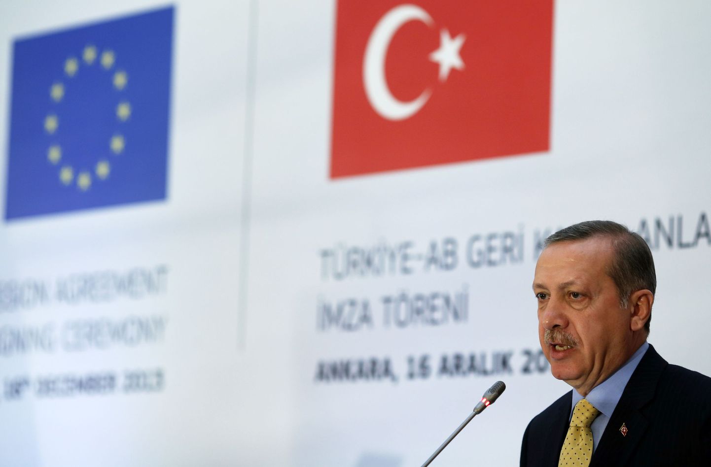 Türgi president Tayyip Erdogan, taustal Türgi ja ELi lipud.