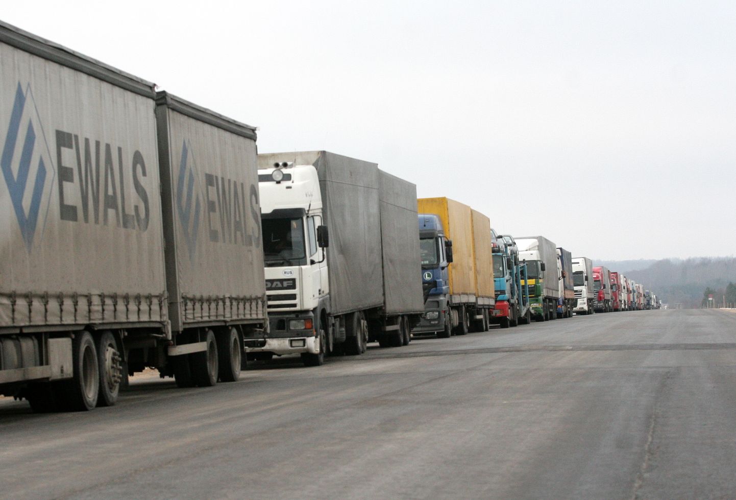 Очередь грузовиков у Тереховского пункта пограничного контроля. Иллюстративное фото.