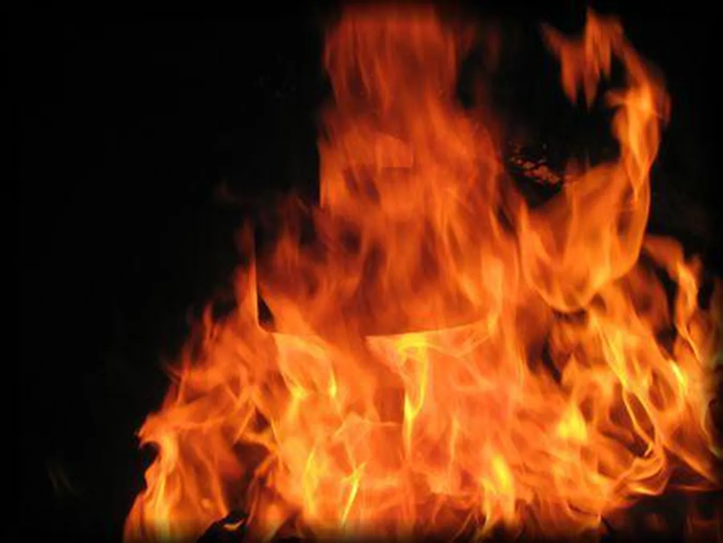 Pärnus Liiva tänava sotsiaalmaja kolmanda korruse korteris põles öösel umbes kolm ruutmeetrit toast.