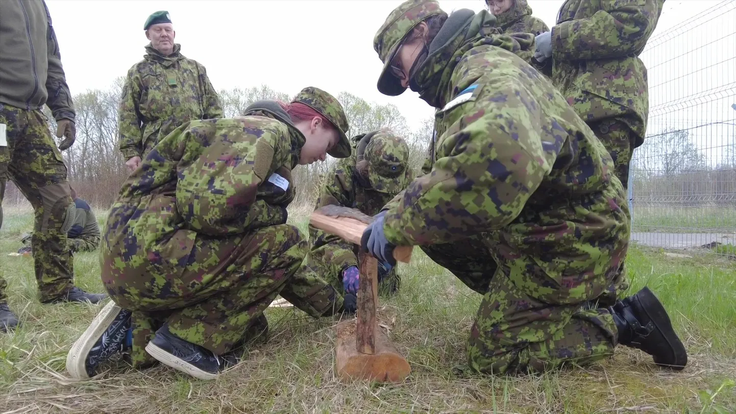 Kuressaare ametikooli esmakursuslased veedavad kolm päeva riigikaitselaagris.