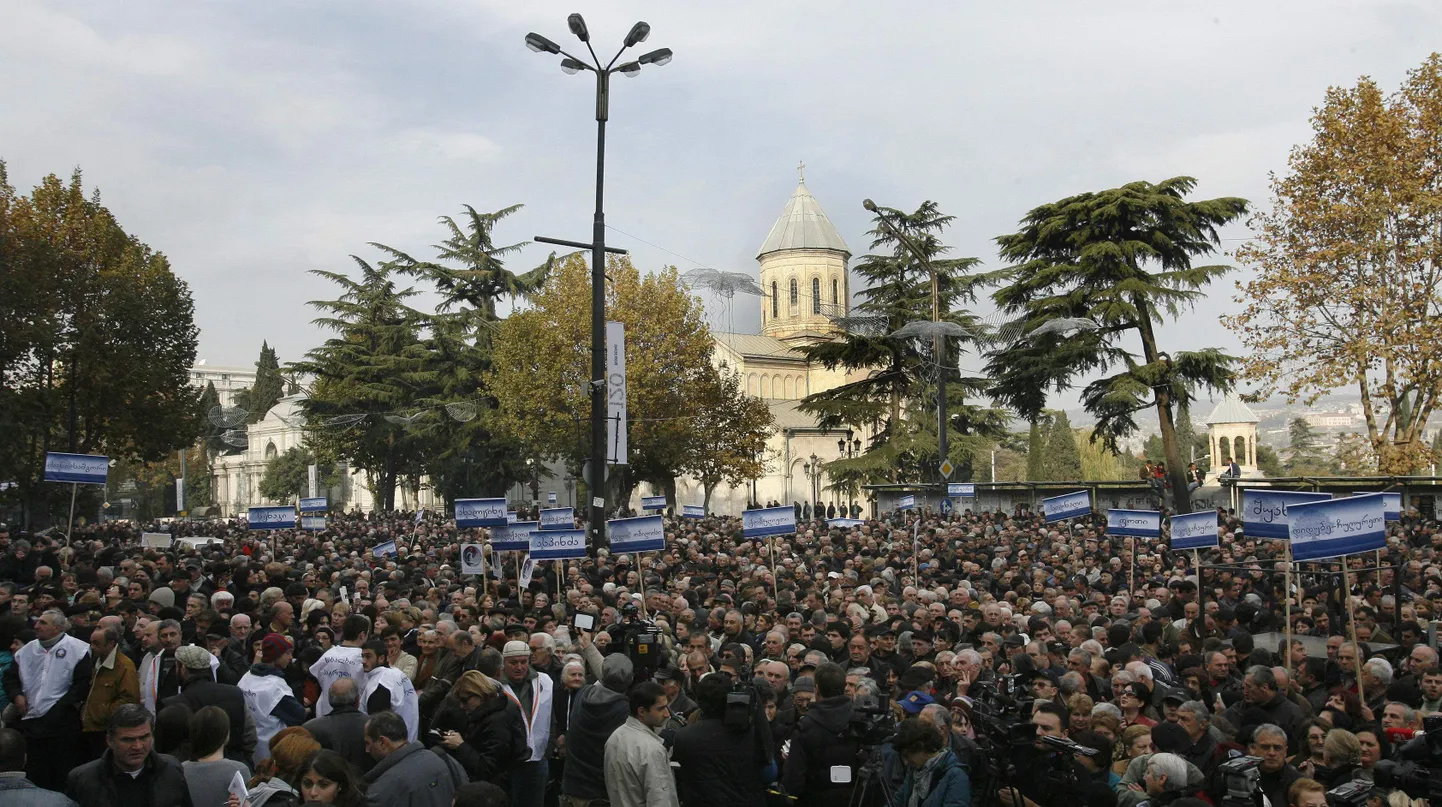 25. novembril kogunes Thbilisis ligi 10 000 opositsiooni toetajat, et protesteerida president Mihheil Saakašvili poliitika vastu. Nad süüdistasid riigipead korruptsioonis ja meediavabaduse lämmatamises.