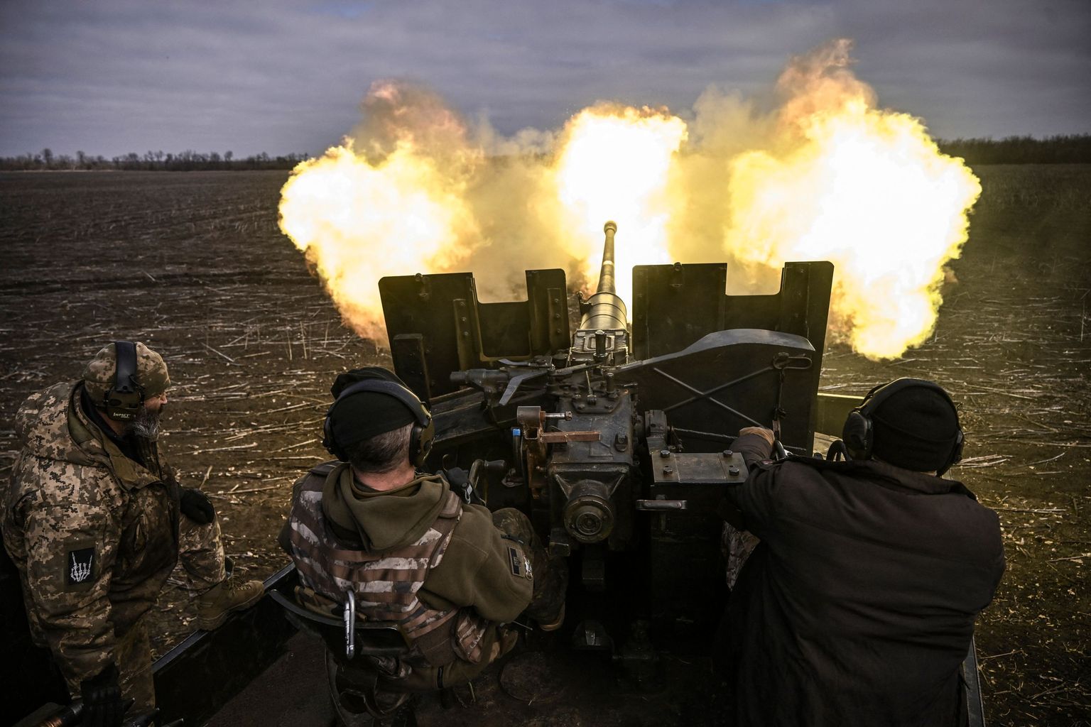 Ukrainas karavīri ar padomju laika 57mm S-60 pretgaisa lielgabalu 2023. gada 20. martā apšauda Krievijas pozīcijas netālu no Bahmutas