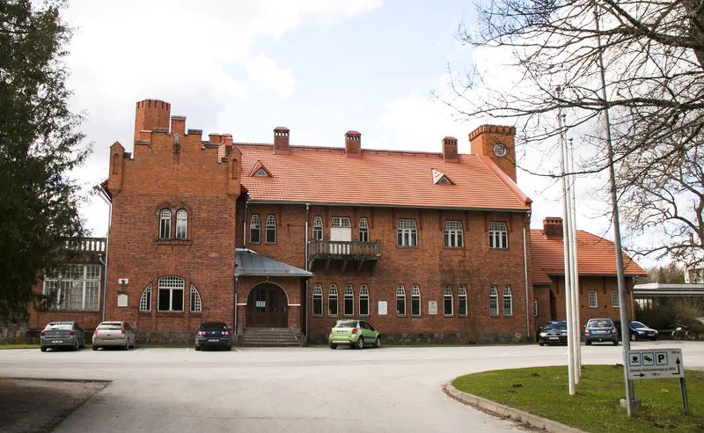Jäneda mõisa lossilaadne peahoone on kohaliku rahva jaoks oluline arhitektuurimälestis ja kooskäimiskoht.
