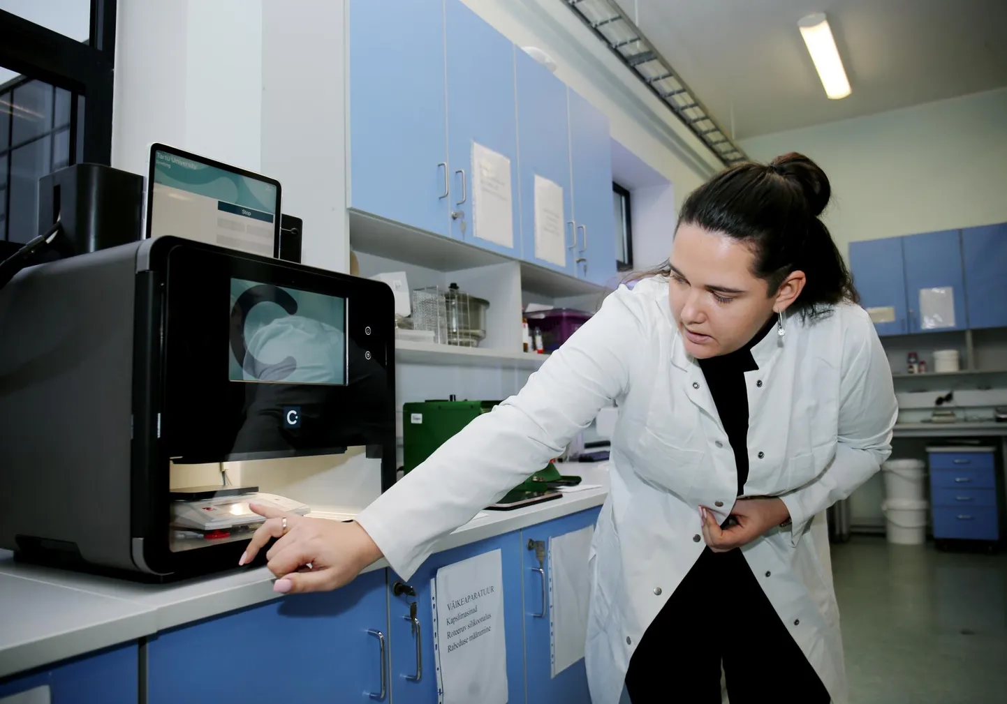 Doktorant Kristiine Roostar on TÜ farmaatsiainstituudi laboris 3D-printerile käsu kätte andnud ning jääb nüüd prinditud tablette ootama.
