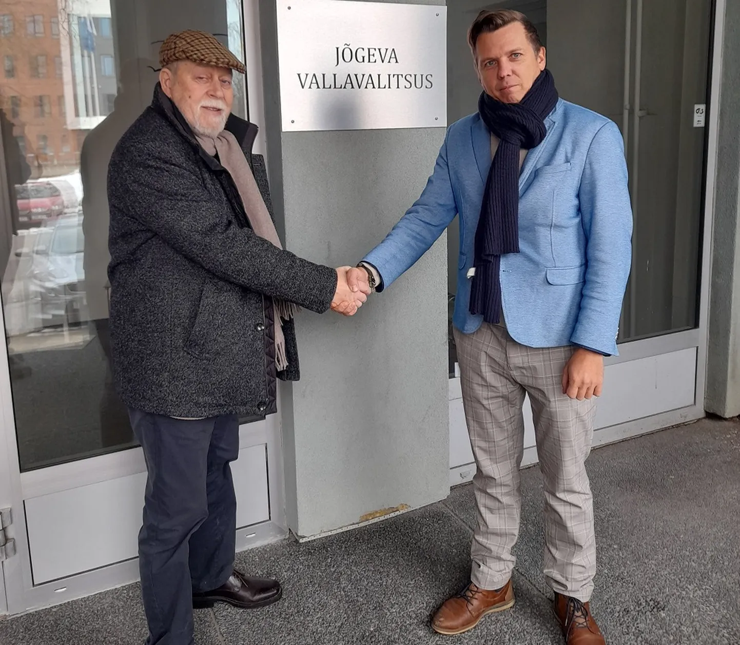 Kunstnik Robert Suvi (vasakul) ja Vabaerakonna esimees Märt Meesak Jõgeva vallamaja ees.