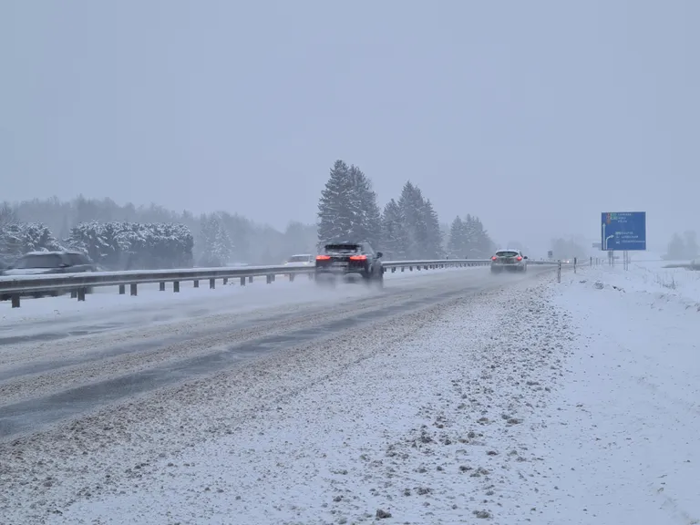 Teeolud olid täna hommikul sedavõrd ohtlikud, et transpordiamet soovitas inimestel liiklemist vältida.