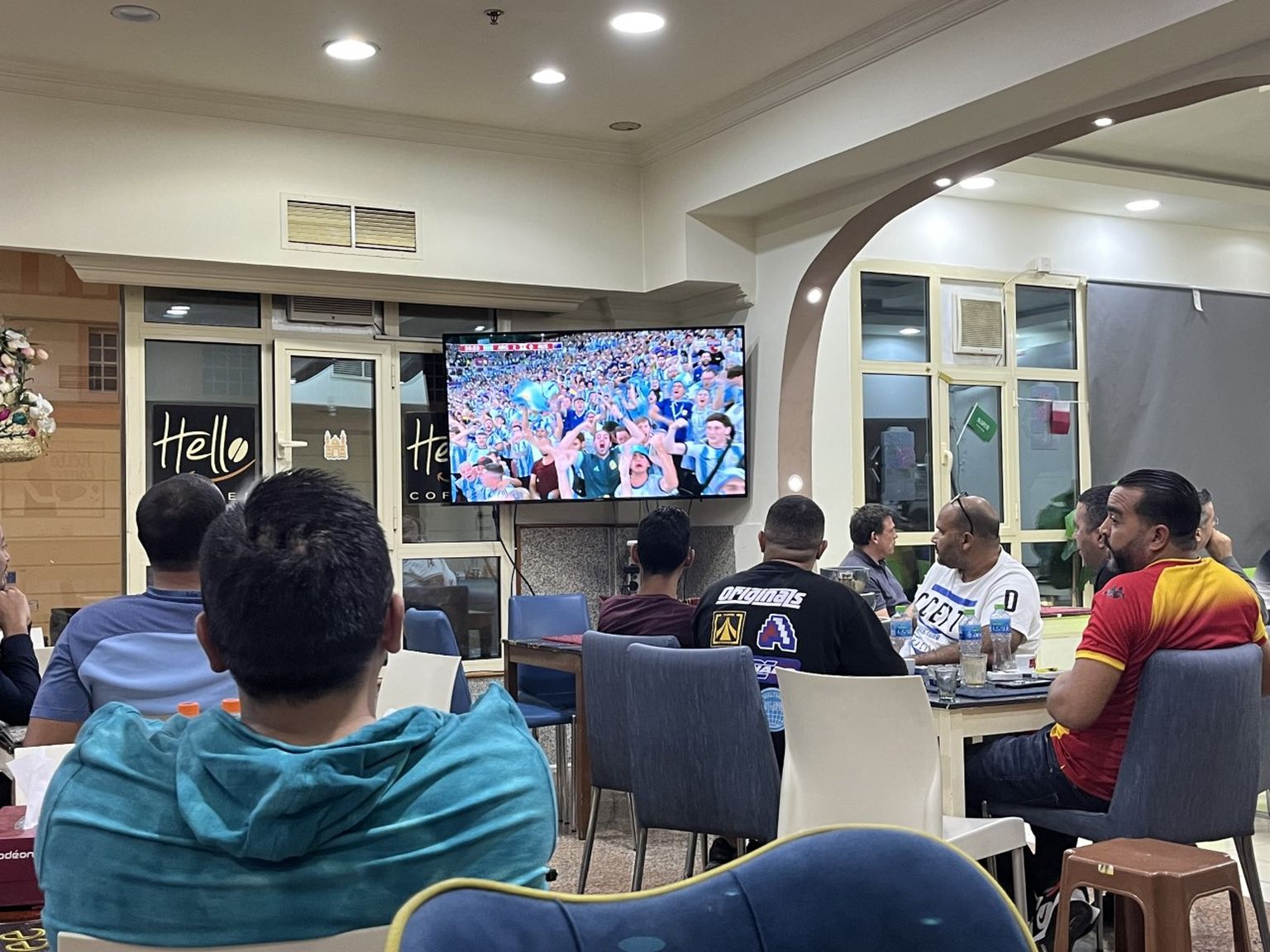 Jalgpalli MMi vaatamine Doha tööliskohvikus.