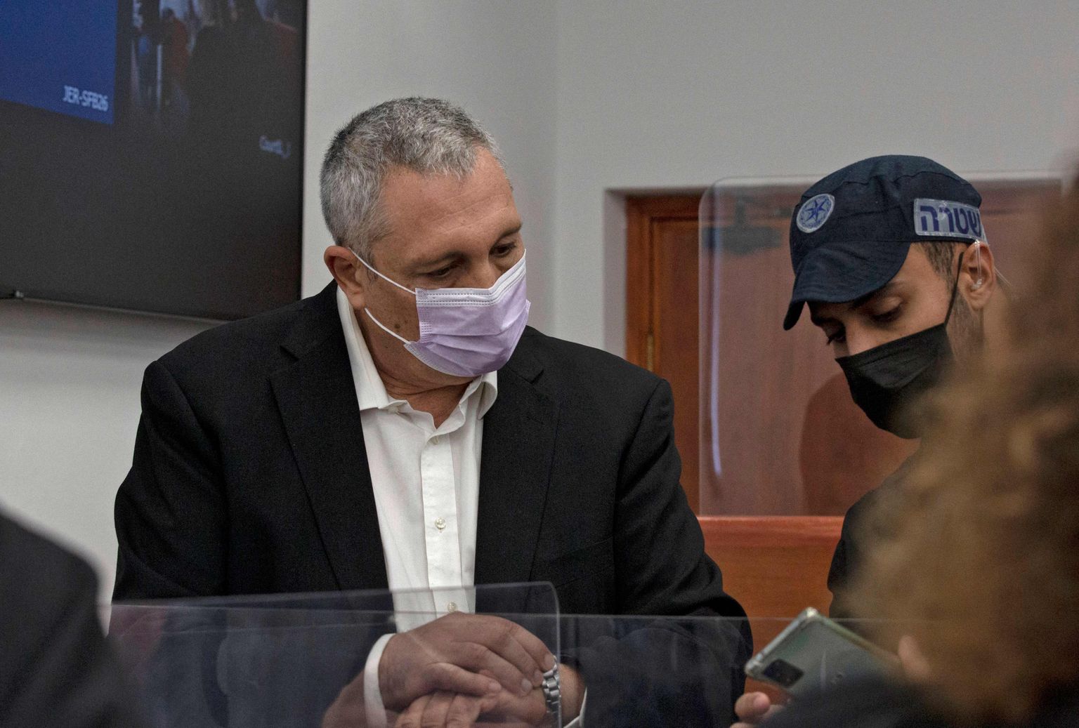 Iisraeli ekspeaministri Benjamin Netanyahu endine abi Nir Hefetz kohtus.