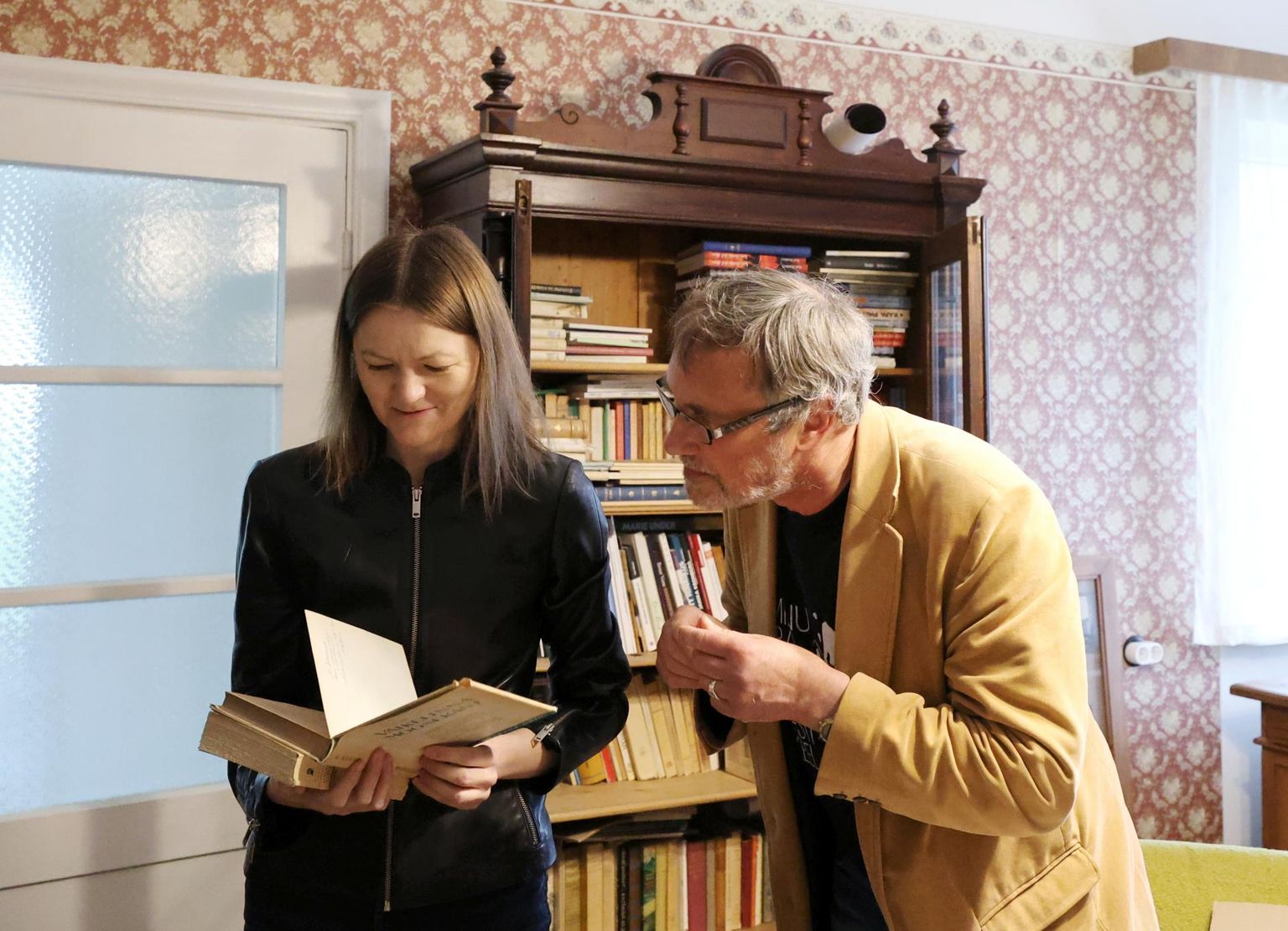 Kirjandusmuusemi vanemteadur Maarja Hollo (vasakul) ja Karl Ristikivi seltsi asutajaliige Janika Kronberg sorteerisid eile hoolsasti raamatuid, et leida üles need, mis lähevad muuseumisse tallele.