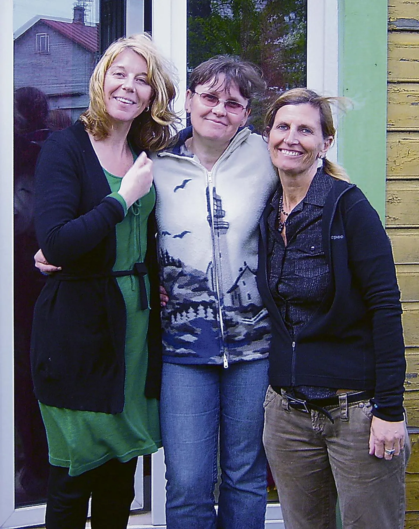 Riina Lohu (keskel) Austraaliast pärit diivanisurfajate Brigitta ja Belindaga.