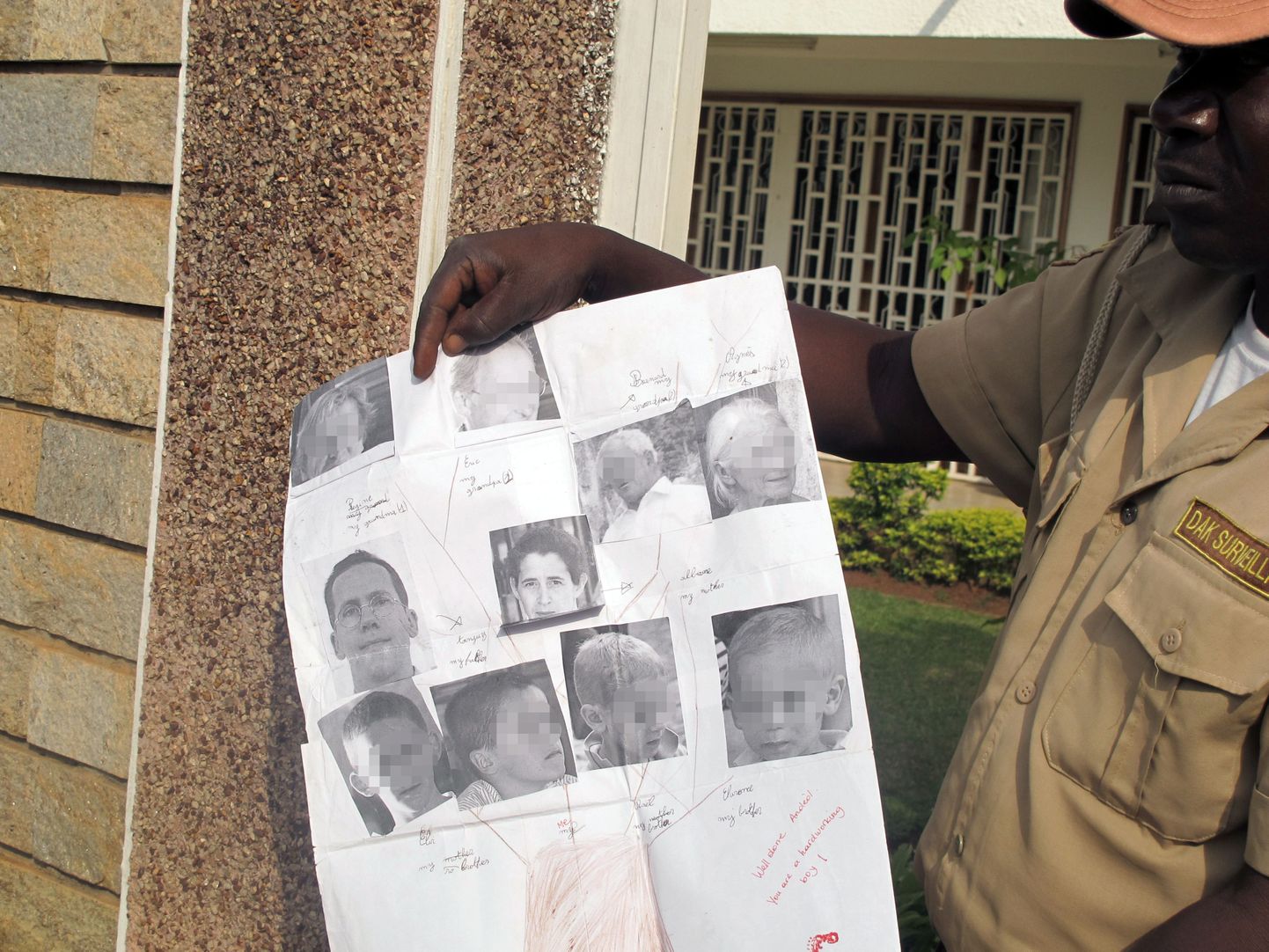 Kameruni julgeolekuametnik näitab ajakirjanikele Tanguy Moulin-Fournier ja tema naise Albane'i ja nende nelja poja pilte. Lisaks on röövitute seas laste onu.