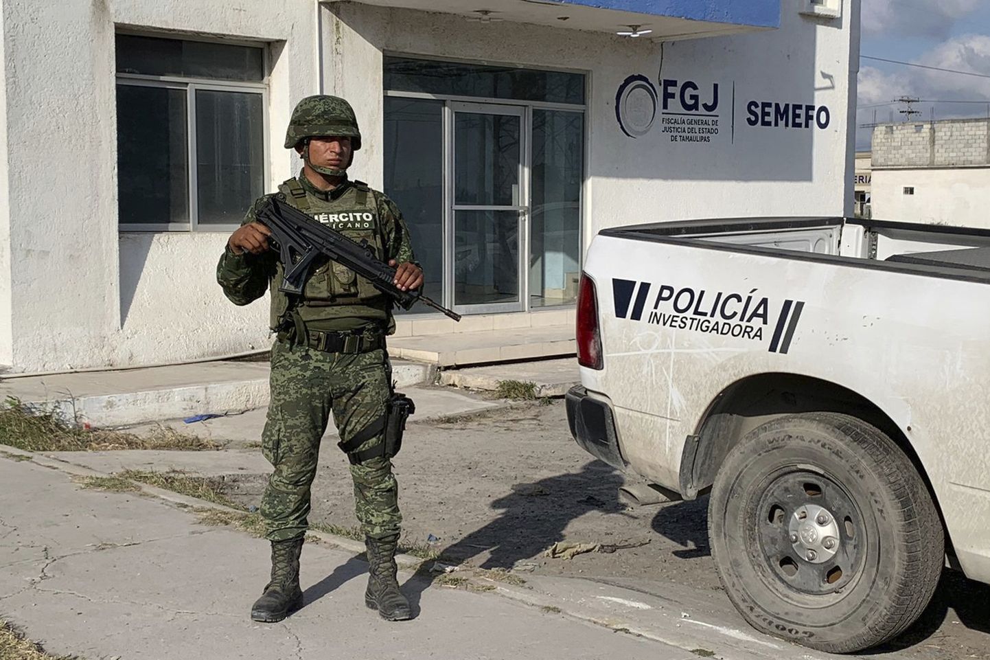 Mehhiko armee sõdur valvab Tamaulipase osariigi prokuröri peakorterit. Foto on illustreeriv.