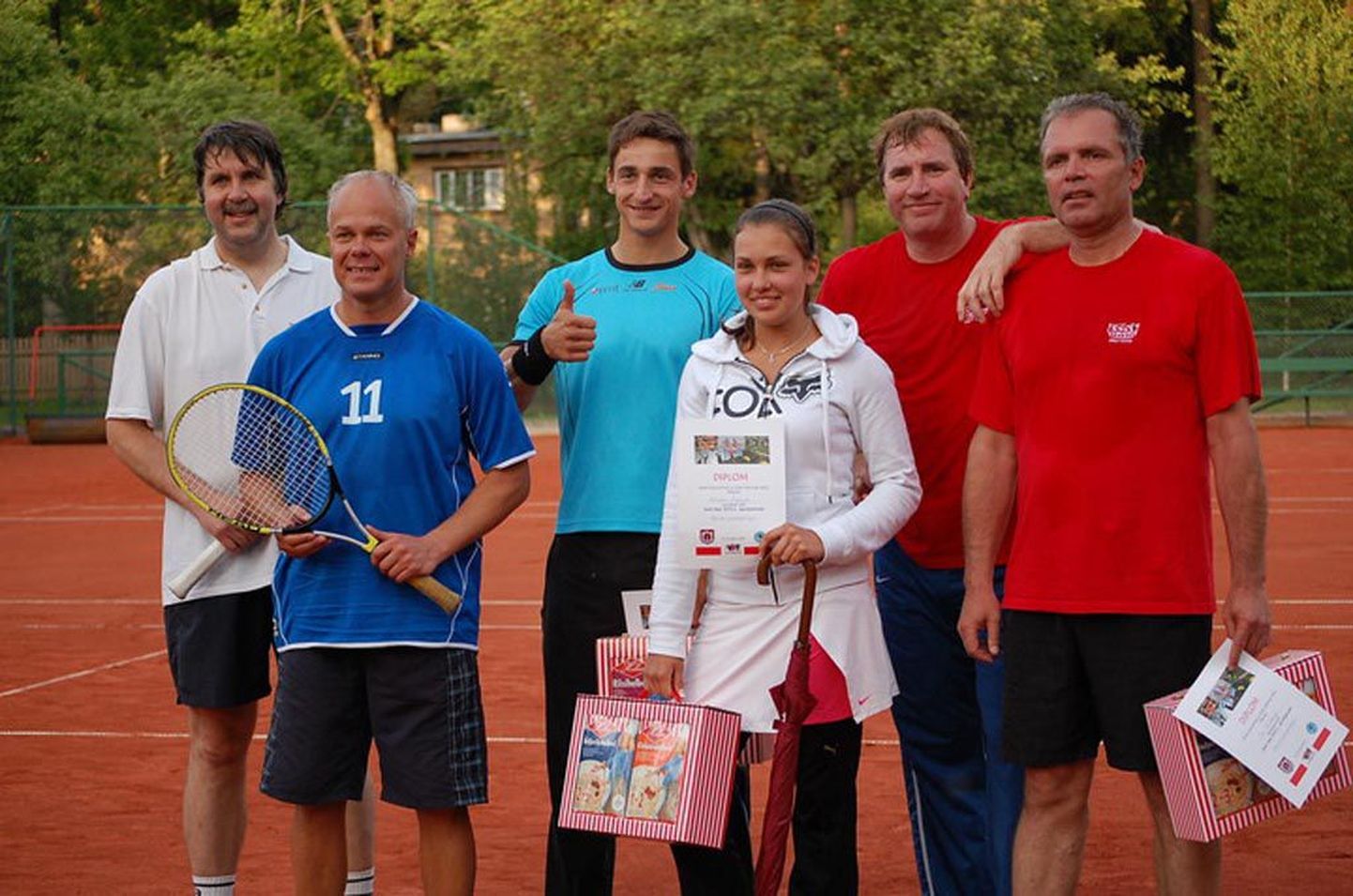 Tennise paarismänguturniiril võistlesid (vasakult)Toomas Kuuda ja Toomas Kivimägi, Allar Raja ja Mariliis Õispuu ning Sepo Seeman ja Ain Miilberg.