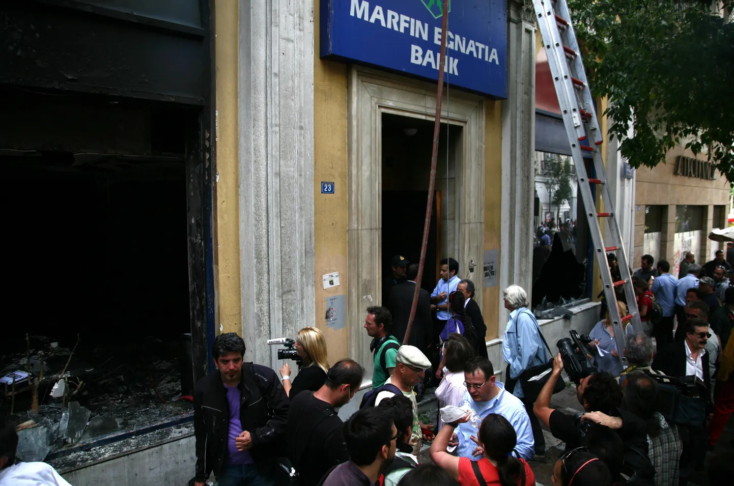 Mäss Kreekas Marfin Banki kontori ees.