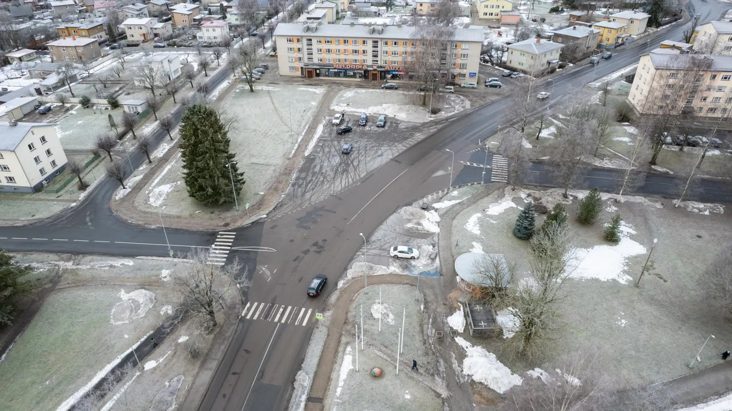 Praegu pole projekteerimisele minev piirkond üks ja selgelt mõistetav ristmik, vaid laialivalguv liiklusala, kus ühel asfaltplatsil kohtuvad mitu tänavat ning kus on kolm ülekäigurada ja kaks parklat. Sõidukijuhtide tähelepanu kipub seal hajuma ning juhtunud on mitu traagilist avariid.