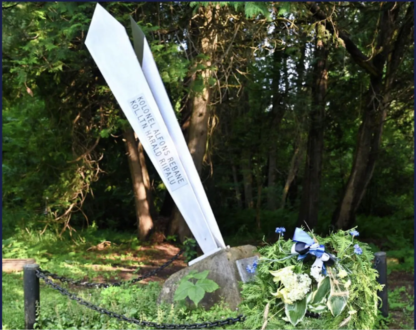 Monument Kanadas Seedriorus enne sealt nimede eemaldamist.